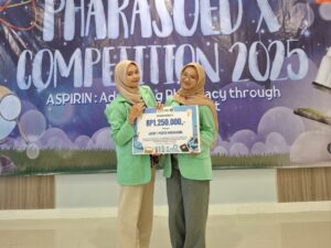 Hebat! Dua Mahasiswi Farmasi UNUGIRI Sabet Juara 1 Lomba Poster Nasional di PHARASOED X