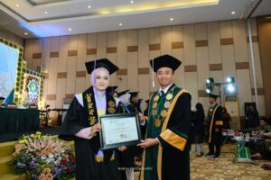 Luar Biasa! IPK 3,95 dan Lolos PKM, Zayana Dwi Nur Afika Jadi Lulusan Terbaik Farmasi UNUGIRI